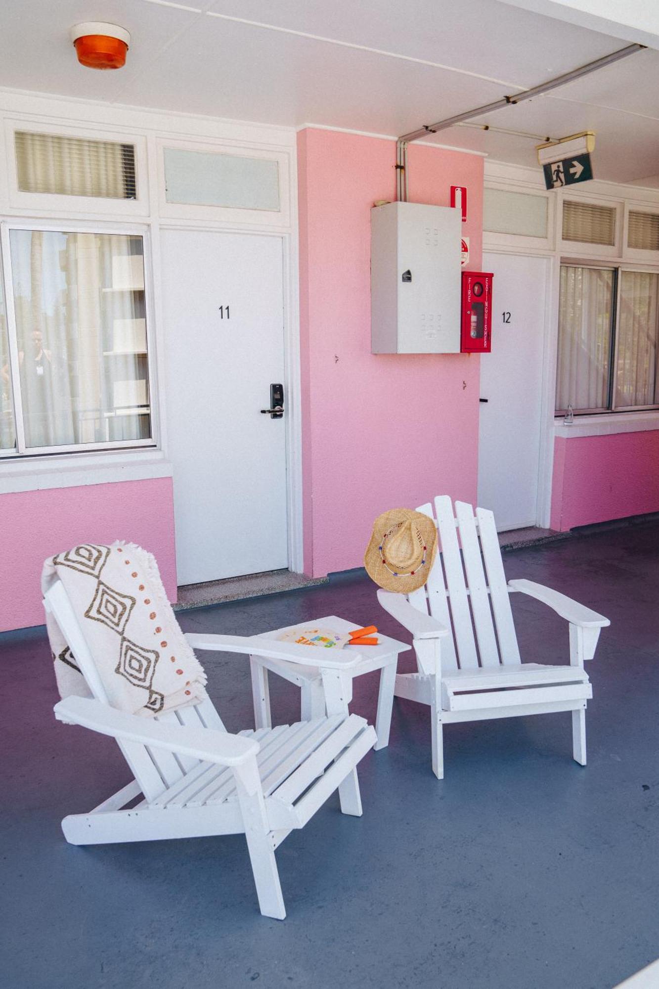 The Pink Hotel Coolangatta Голд-Кост Экстерьер фото