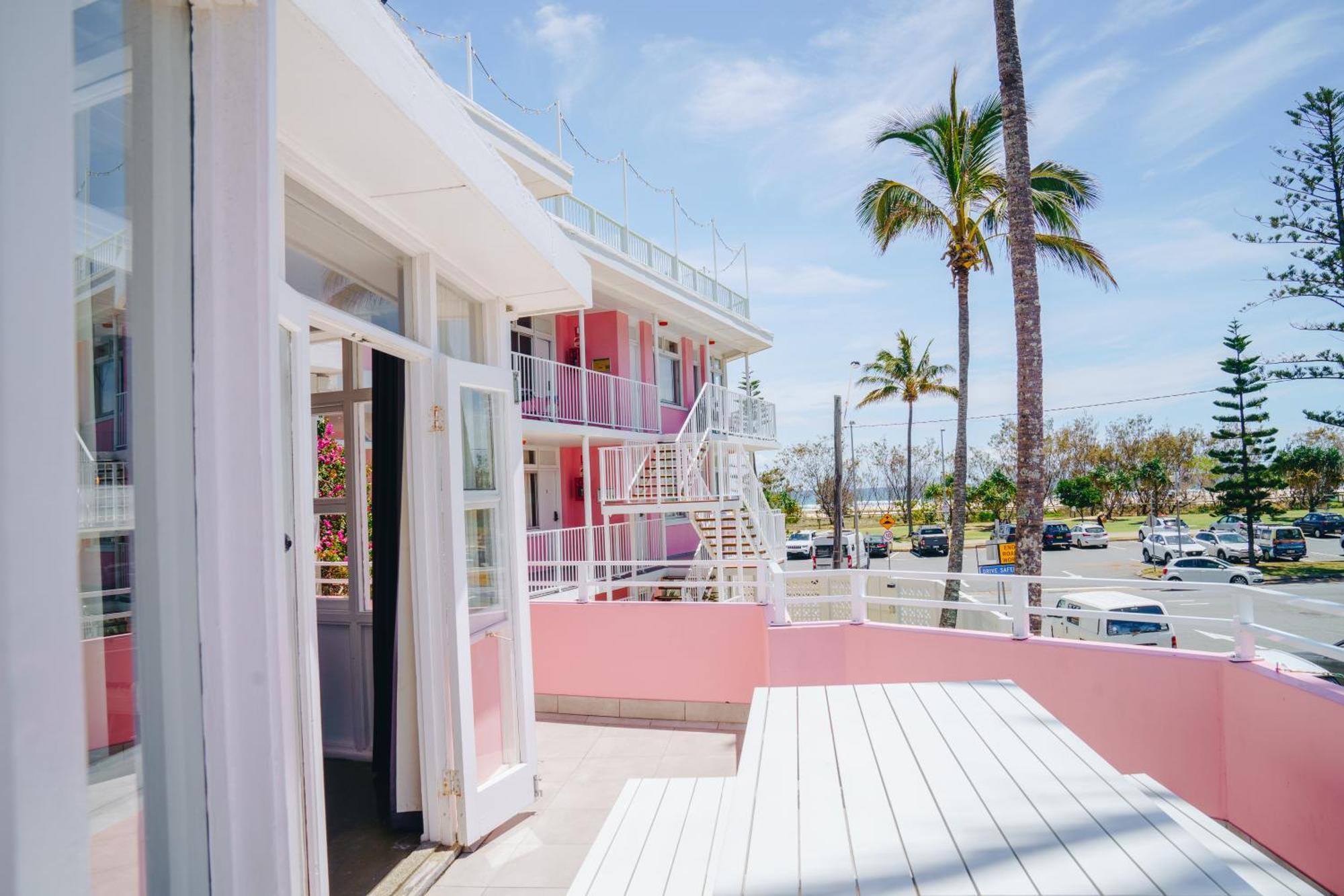 The Pink Hotel Coolangatta Голд-Кост Экстерьер фото