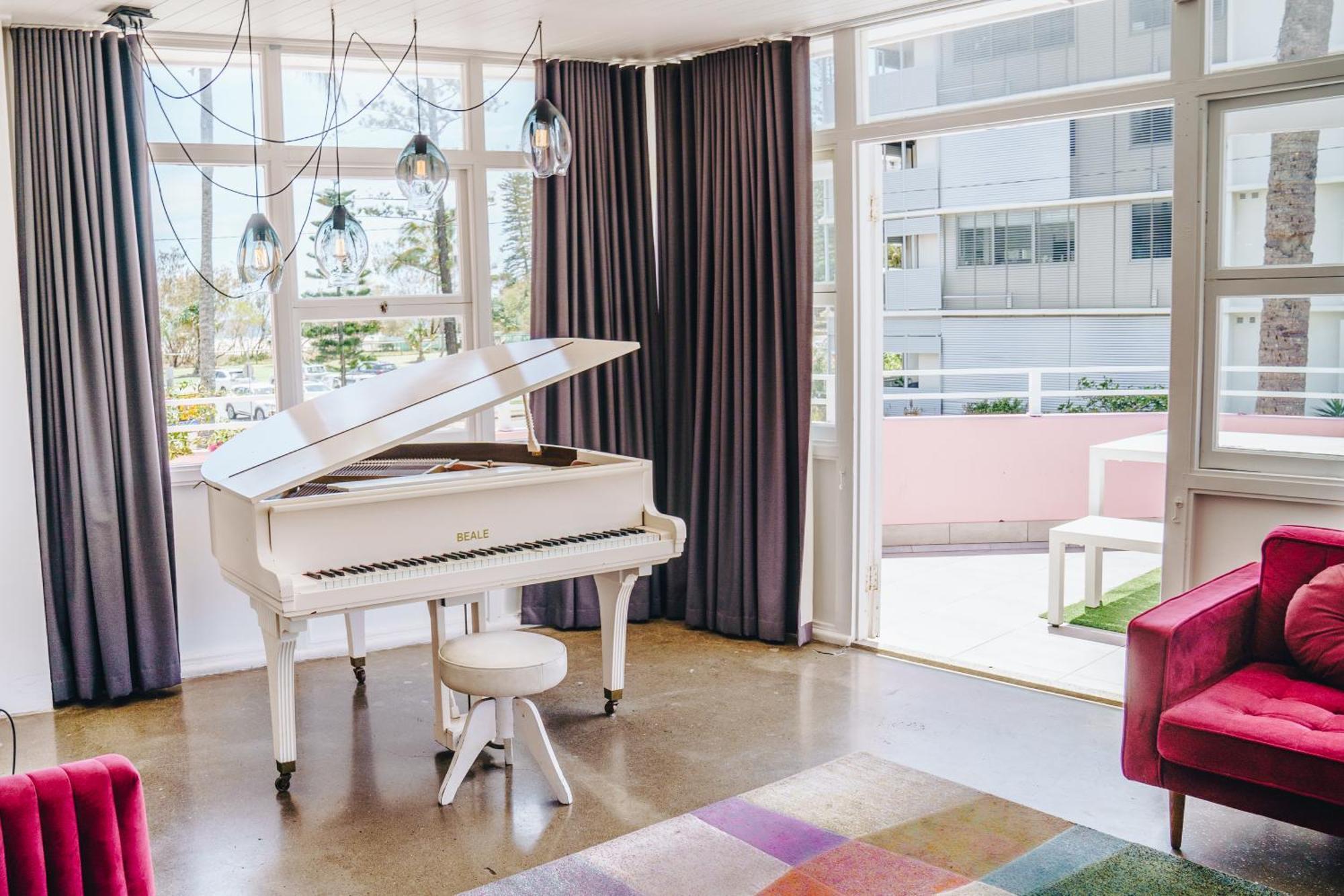 The Pink Hotel Coolangatta Голд-Кост Экстерьер фото