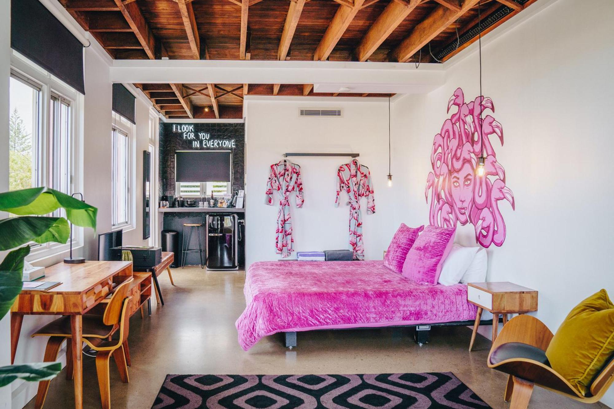 The Pink Hotel Coolangatta Голд-Кост Экстерьер фото