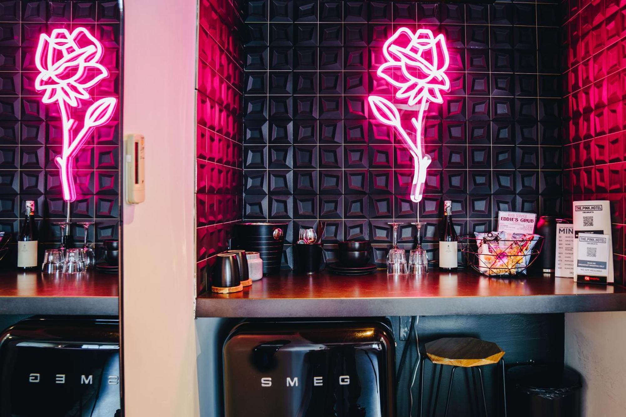 The Pink Hotel Coolangatta Голд-Кост Экстерьер фото